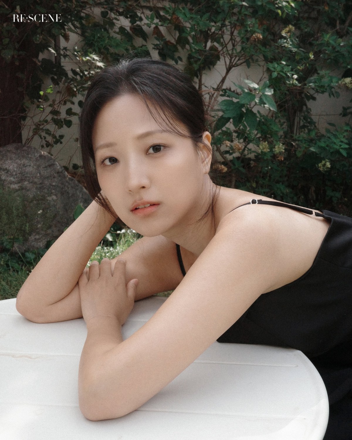 테이블에 기대어 선 신부