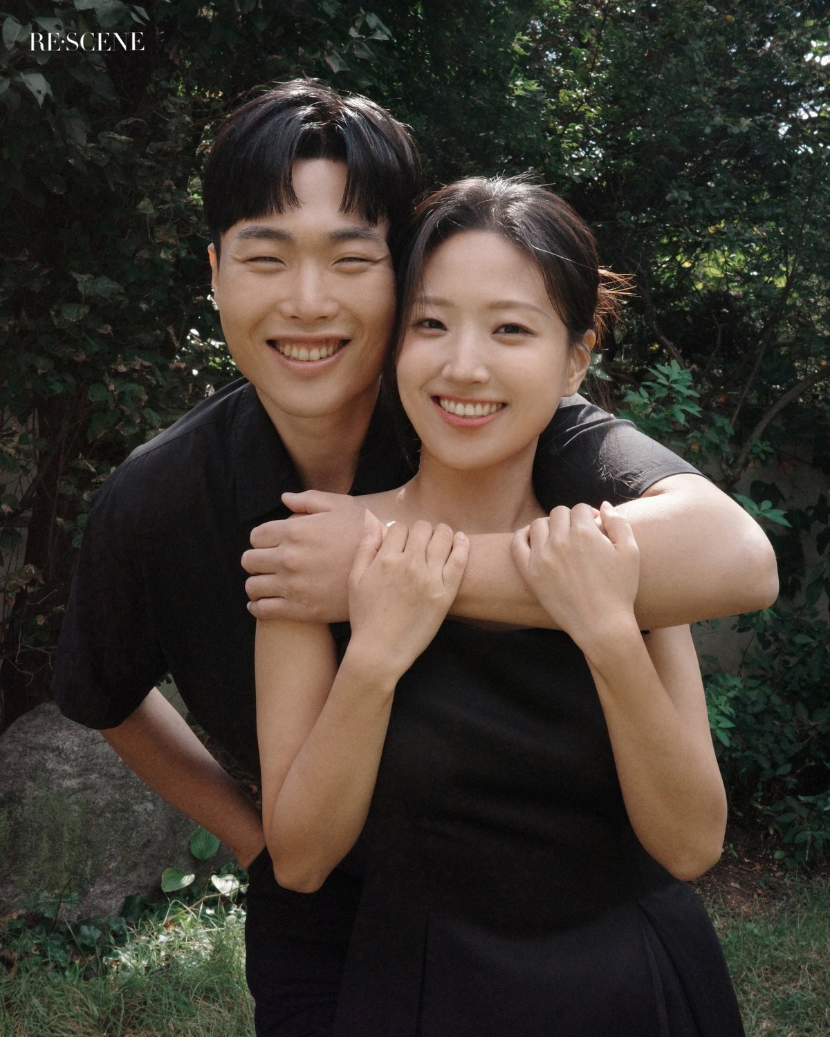 서로를 꼭 끌어안은 커플